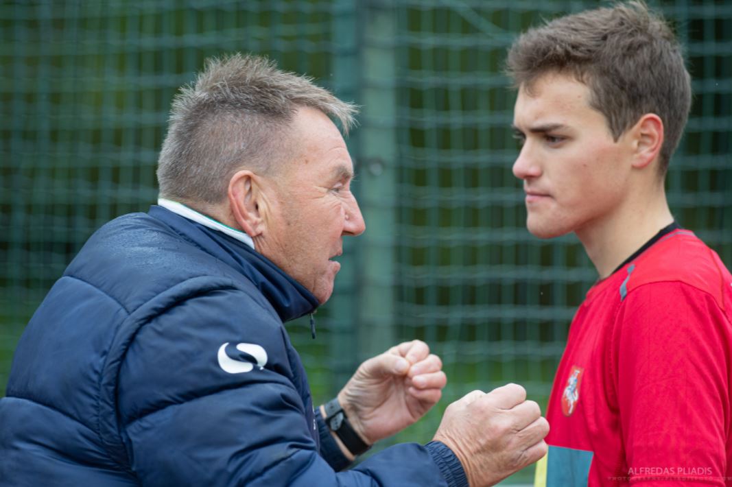 2021 09 26 00 12 12 Lietuvos žolės riedulio vyrų B diviziono čempionatos kovos Vilniuje. Sportas.i