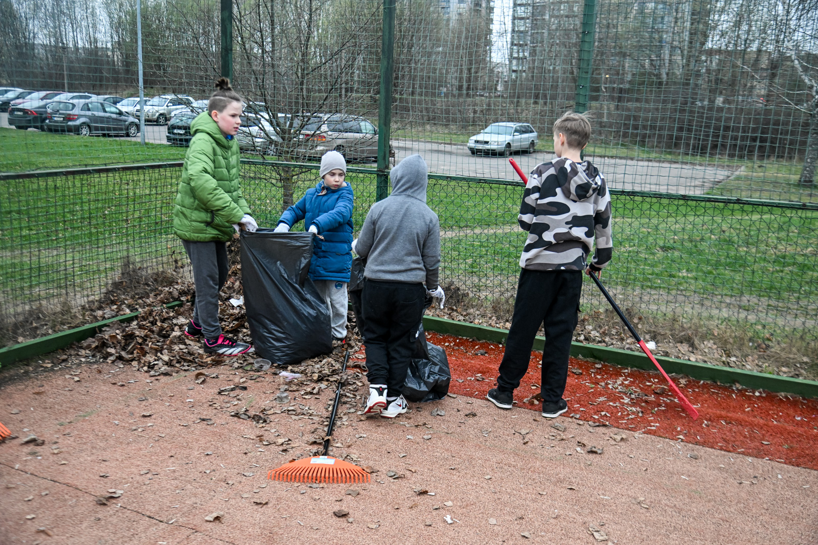 Pavasarinė talka Žemynos gimnazijos stadione 2024m 1jpg